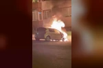 Park halindeki otomobil alevlere teslim oldu