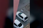 Park halindeki otomobilin camlarını kıran kadın kamerada