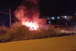 Park halindeyken alev alev yanan araç küle döndü