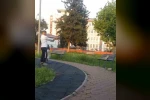 Parkta çocuğa oyuncak silahla atış talimi yaptırdı