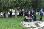 Parkta kızlarının gözü önünde bıçağı boğazına dayayan adamı polisler ikna etti