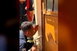 Parmağı kapıya sıkışan çocuğun imdadına itfaiye yetişti