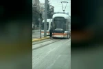 Patenli çocuk tramvayın arkasına tutunarak canını hiçe saydı