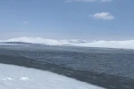 Patnos Barajı, karla örtülü dağlar ve mavi rengiyle büyüledi 