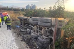 Payas’ta trafik kazası: devrilen kamyonun sürücüsü yaralandı