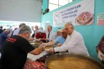 Pazar yerinde aşure ikramı gönülleri buluşturdu
