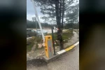 Pelitözü Gölpark girişindeki turnikelere kamyon çarptı