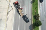 Pendik Sahil Yolu’nda kaza: Lüks otomobil takla atarak devrildi 