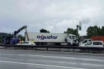 Pendik TEM otoyolunda tır bariyerlere çarptı