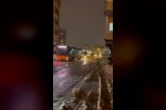 Pendik’te ekipler karları temizledi, lastiği uygun olmayan İETT otobüsü yolda kaldı