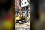 Pendik’te yıkım sırasında dikkat çeken hassasiyet: Kepçe operatörü Türk Bayrağı için çalışmayı durdurdu 