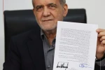 Pezeşkiyan’ın ABD ile varılan mutabakat zaptını imzaladığı anların fotoğrafı paylaşıldı