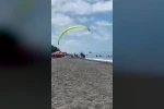 Plajda kontrolden çıkan motorlu paraşüt kalabalığa daldı: 3 yaralı