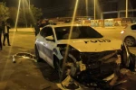 Polis otosuna çarpıp patlamış lastiklerle kaçtı, park halinde bulundu