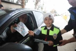 Polis ve jandarma kamuflajı ile denetim yapan depremzede çocuklar yürekleri ısıttı
