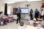 Polislerden öğrencilere kitap hediyesi