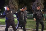 Polisten kaçarken, yola fırlattığı kağıttan uyuşturucu çıktı