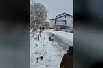 Poşetle kayan gençler hızını alamayarak bahçeye uçtu