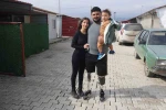 Protez bacaklarıyla yeniden yaşama tutunan depremzede Emre, yuva kurup evlat sahibi oldu