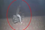 Rahatlığıyla pes dedirten hırsız, saniyeler içerisinde motosiklete kendi malı gibi binip gitti