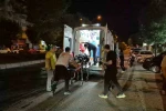 Refüj sulaması sebebiyle ıslanan yolda motosikleti devrilen kurye yaralandı