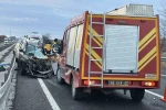 Refüje çarpan hafif ticari araç ile tır çarpıştı: 1 ölü