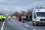 Refüje çarpan hafif ticari araç ile tır çarpıştı: 1 ölü