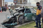 Refüje çıkan otomobil hurdaya döndü: 1’i ağır 4 yaralı