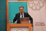 Rektör Akpolat, dijital çağda üniversitelerin geleceğini anlattı 