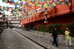 Renkli şemsiyelerle kaplı sokak, harabeye döndü