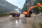 Rize-Erzurum karayolu İkizdere santral mevkiinde dere taşkını nedeniyle ulaşıma kapandı