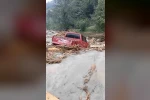 Rize’de 2 araç sel sularına kapıldı