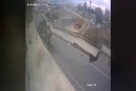 Rize’de yolun çökme anı güvenlik kamerasına yansıdı