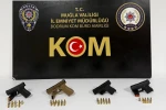 Ruhsatsız silahlarla kaçarken kıskıvrak yakalandılar