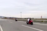 Saatte 200 kilometre hızı geçen motosikletlerin caddede yaptığı yarış korkuttu