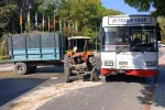 Safari için yolcu toplayan otobüs ile otelden çıkan traktör çarpıştı: 1’i turist 2 yaralı