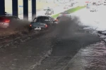Sağanak yağış caddeleri göle çevirdi: Ne araçlar ne vatandaşlar geçebildi 