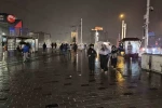 Sağanak yağışın etkili olduğu Taksim’de şimşekler geceyi aydınlattı