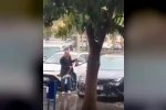 Sağanak yağmur altında arabasını yıkadı