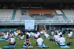 Sağlıklı yaşlanma için yoga yaptılar