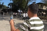 Sahibinin omzunda ve elinde çarşıyı geziyor