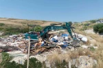 Sahildeki kaçak yapıların yıkımı sürüyor