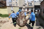 Sahiplerinin yaşamını yitirdiği evden bir kamyon çöp çıktı