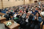 Sahnede öğrencileriyle şarkı söyleyen okul müdürü sosyal medyayı salladı
