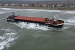 Sakarya’da karaya oturan gemi havadan görüntülendi