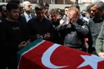 Saldırıda ölen öğretmenin eşi ve çocukları tabut başında gözyaşı döktü