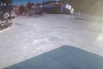 Saman balyalarının yüklü olduğu tır yan yattı