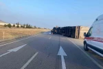 Saman yüklü tır devrildi