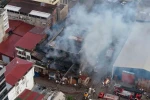 Samsun’da 3 katlı marangoz atölyesi alevlere teslim oldu