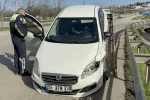Samsun’da otomobil refüjü aşıp bariyere çarptı: 1 yaralı